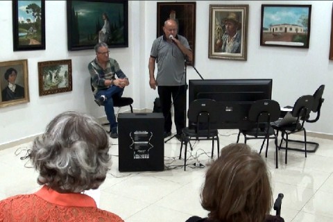 Aconteceu mais uma apresentação do “MUSICAS E TELAS” no Museu Histórico Prof. Aniz Domingos, valorizando a denominada "Galeria dos Imortais"