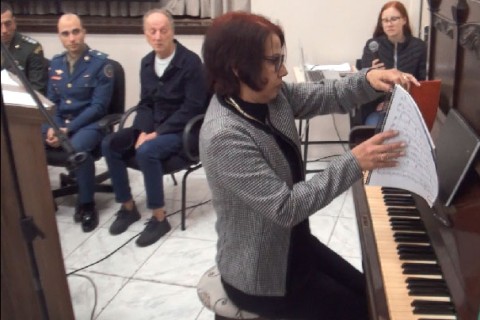 Apresentação do Hino Nacional brasileiro ao piano por Margareth Rose Ribas