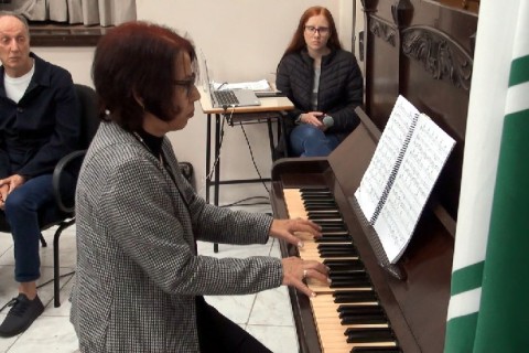 Apresentação da canção "What a Wonderful World", de Louis Armstrong, por Margareth Rose Ribas ao piano